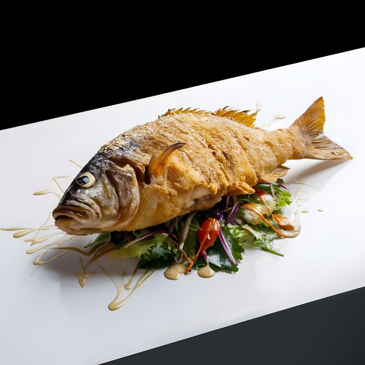 Pescado a la parrilla con rúcula y tomates cereza en un plato blanco