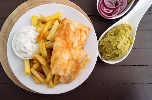 El pescado y las patatas fritas. Un plato tradicional inglés.