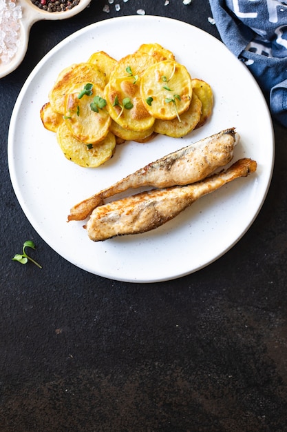 pescado y patatas fritas rebanada frita guarnición marisco al horno