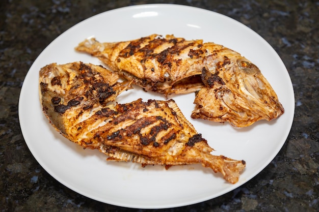 Foto pescado peroa limpio y sazonado balistes capriscus pescado típico de la costa de espírito santo