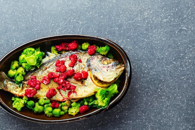 Pescado a la plancha con adobo de frutas