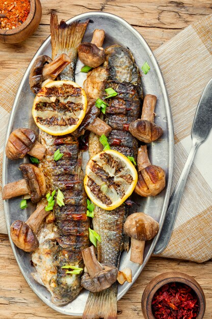 Foto pescado a la plancha en una bandeja