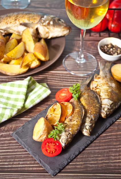 Pescado a la plancha en plato con limón y verduras