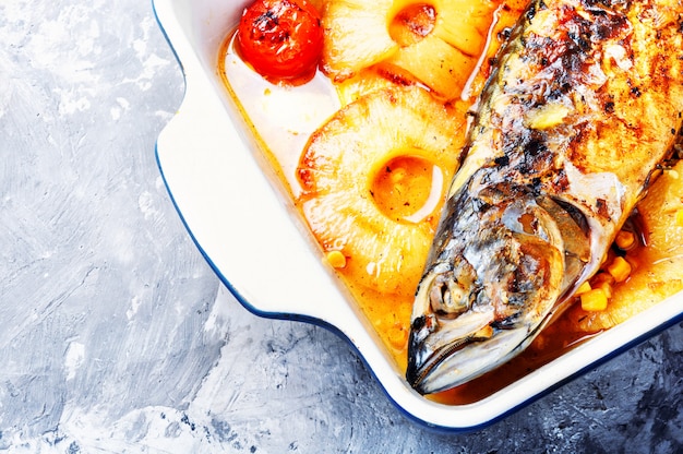 Pescado a la plancha en salsa de piña