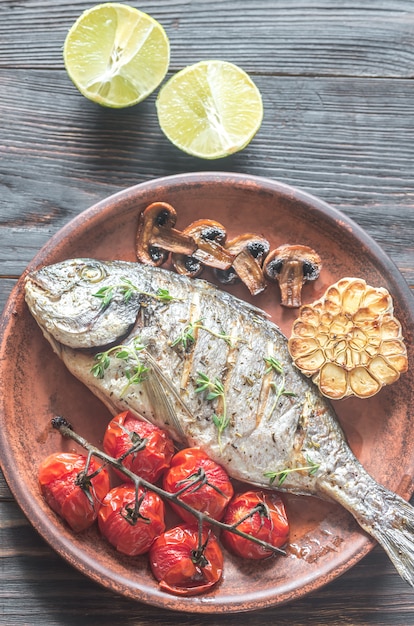 Pescado a la plancha con tomillo y tomates cherry