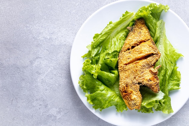 Pescado quotperoaquot frito con ensalada de lechuga Comida tradicional brasileña de playa conocida como quotPeixe Frito Capixabaquot