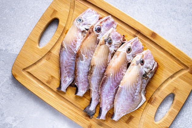 Pescado quotperoaquot limpio en la tabla de madera y cilantro listo para freír Comida tradicional brasileña de playa conocida como quotPeixe Frito Capixabaquot