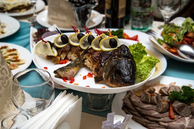 Pescado relleno en banquete