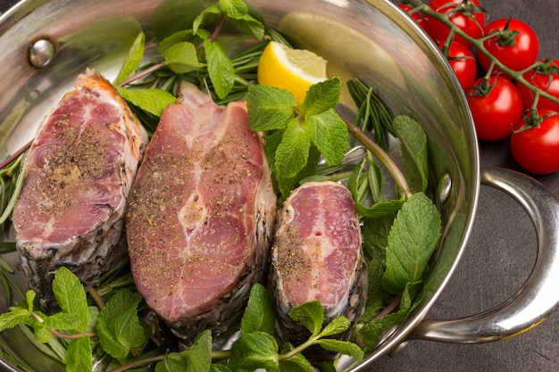 Pescado de río picado con menta y romero en sartén.