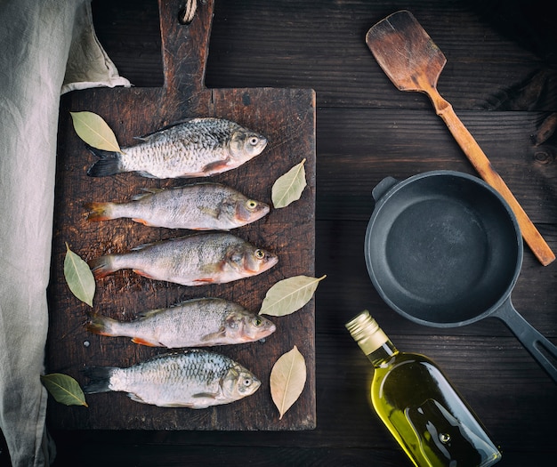 Pescado de río en tablero de madera marrón