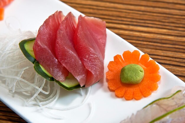 Pescado en rodajas mixtas Sashimi Salmón Sashimi Pescado y atún sobre fondo de madera Alimentos