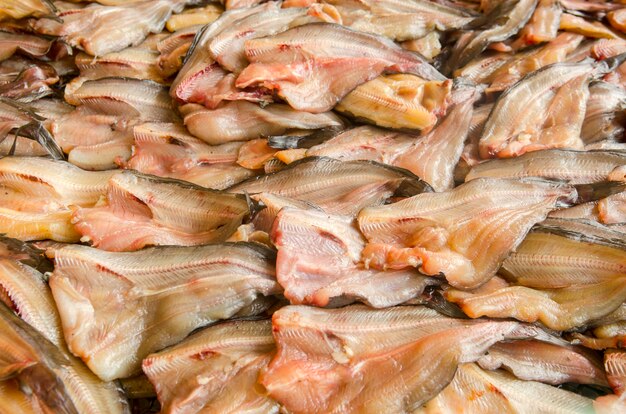 Pescado sabroso y seco se encuentra en el mercado