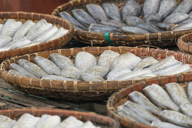 El pescado salado es un alimento seco en el mercado tailandés