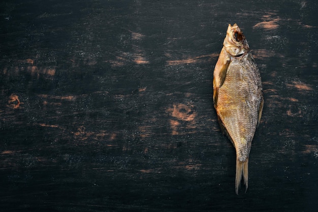 Pescado salado seco Aperitivo para cerveza Taranka Sobre un fondo de madera Espacio libre para texto Vista superior