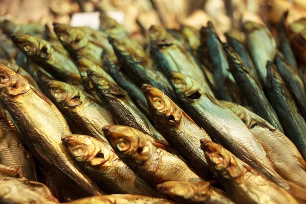 Pescado salado seco en el mostrador de la tienda pescado en el mostrador del supermercado