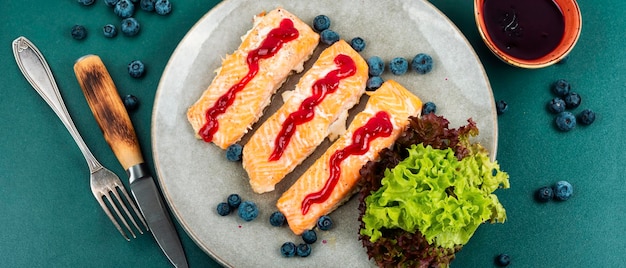 Pescado de salmón al horno con salsa de bayas de arándano Filetes de salmones a la parrilla bistecs Vista superior