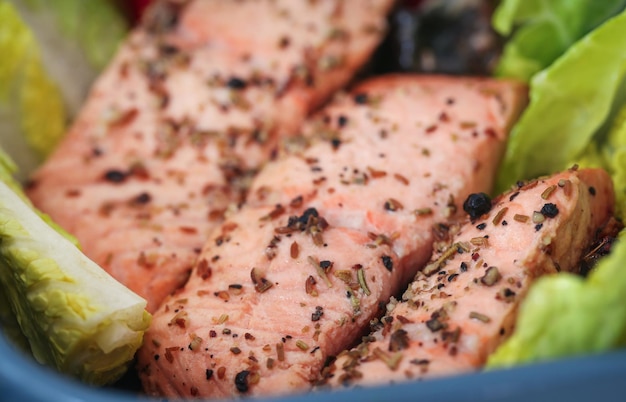 Pescado salmón cocido servido como plato delicioso