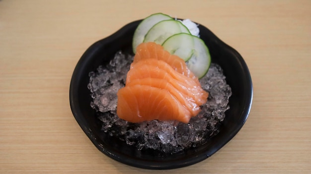 Pescado de salmón crudo en rodajas o filete de salmón o sashimi de salmón como restaurante de comida japonesa Comida asiática Menú de restaurante de sushi de Japón