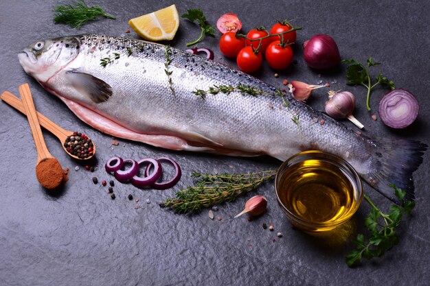 Pescado salmón con especias y verduras