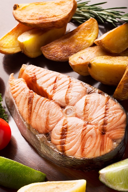 Pescado (salmón) y papa frita