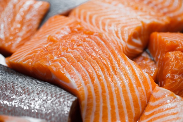 Pescado de salmón, trozos cortados a granel en el mercado de pescado