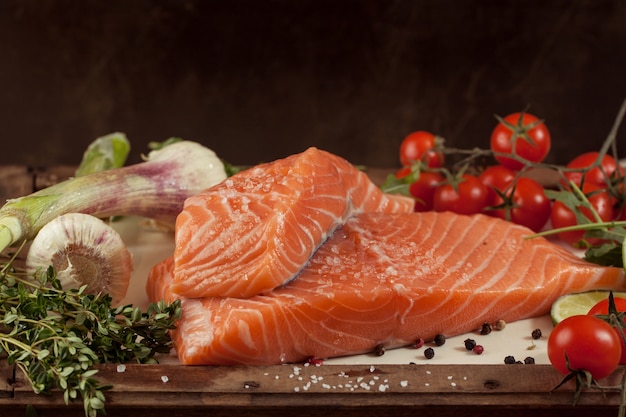 pescado de salmón con verduras y especias