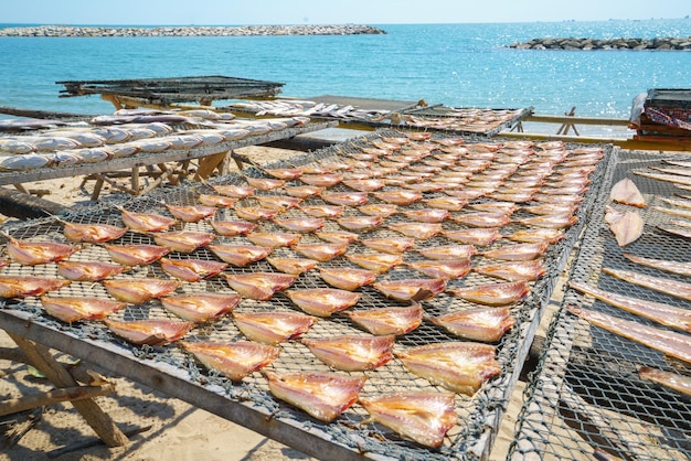 Foto pescado secado al sol y frito en el pueblo pesquero
