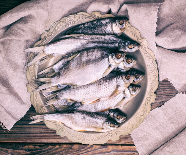 Pescado seco salado ram en una placa de hierro