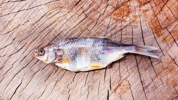 Pescado seco sobre un fondo de madera. Salazón de pescado. Aperitivo de cerveza.