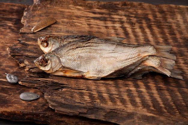 Pescado seco sobre un fondo de madera