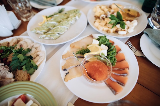 Pescado surtido en un plato sobre una mesa festiva en un restaurante Comida festiva diferente