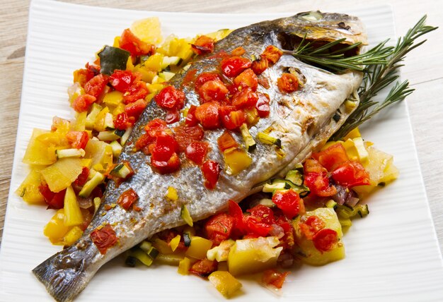 Pescado con verduras cocidas al horno.