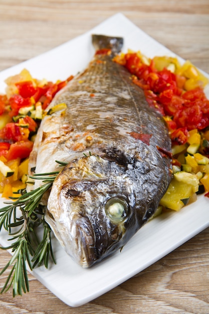 Pescado con verduras cocidas al horno.