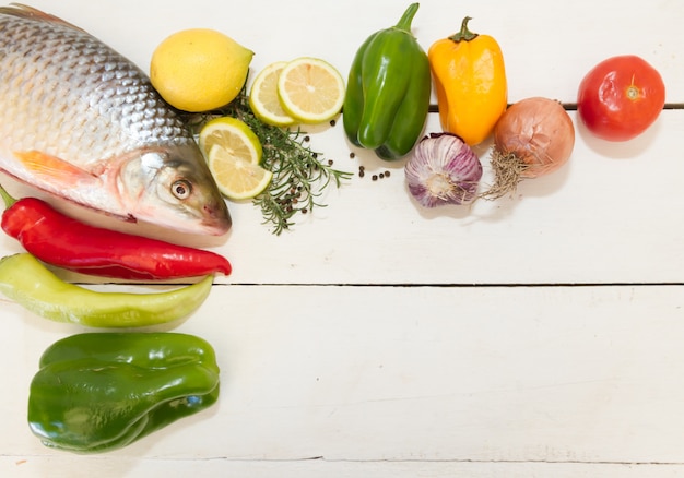 pescado y verduras con lugar para texto