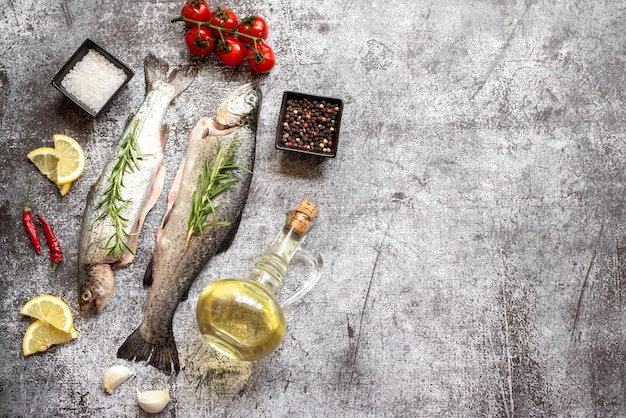 Pescado y verduras en una mesa