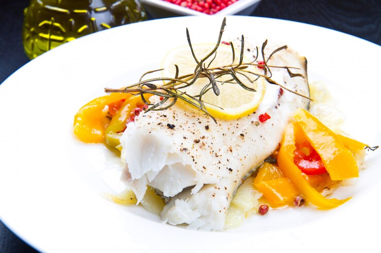 Pescado con verduras en un plato