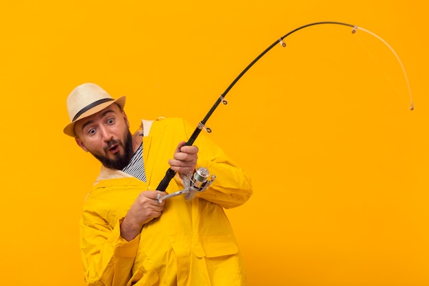 Pescador animado puxando a vara de pescar