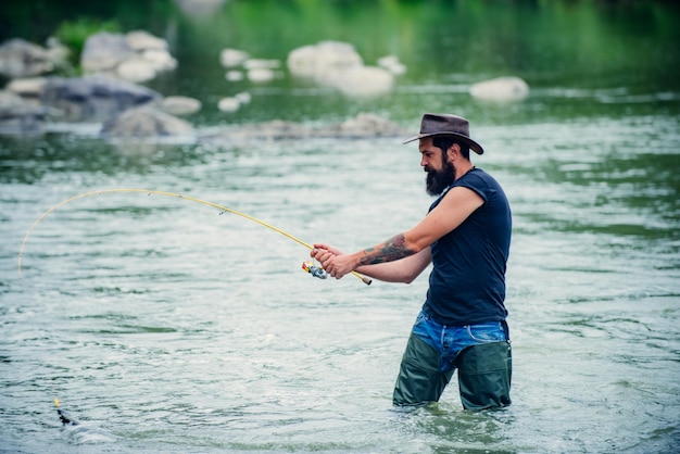 Pescador atrapó un pez Hombre pescando en el río