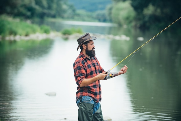 Pescador atrapó un pez Hombre pescando en el río