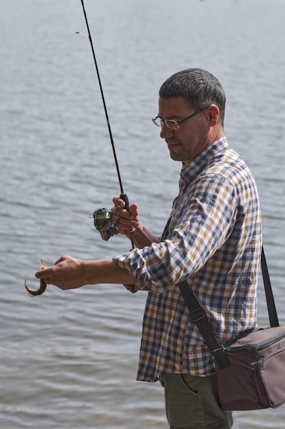 Foto el pescador atrapó un pez pequeño.