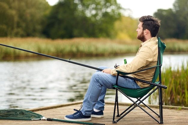 pescador barbudo con caña de pescar en el lago