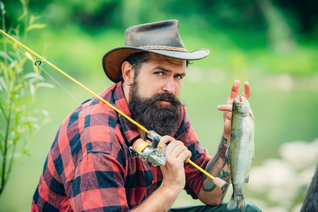 Pescador barbudo Passatempo masculino Pesca com mosca bem sucedida Passatempo masculino pescador Lar dos hobbies A vida é sempre melhor quando estou pescando Pescador com vara de pescar Dando seu hobby