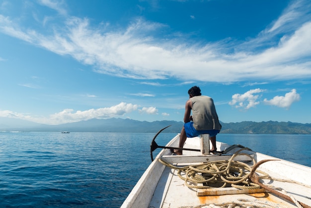 Foto pescador en un barco