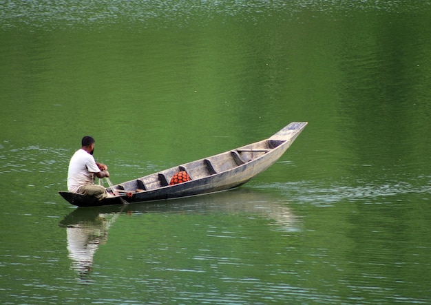 pescador en barco