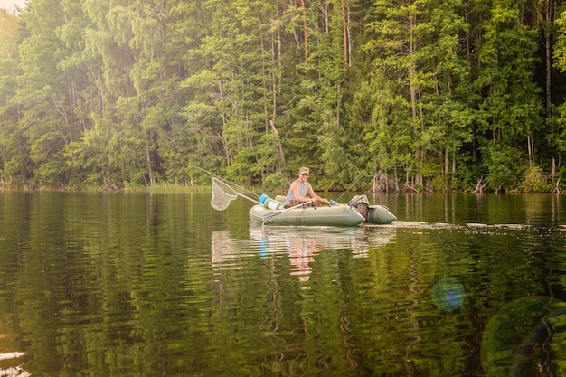 Pescador en un barco