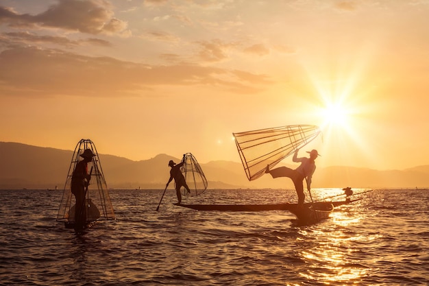 Pescador birmanês tradicional no lago Inle Myanmar