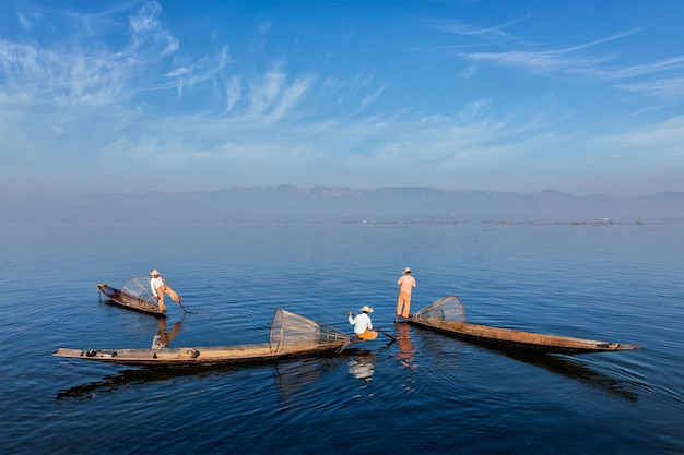 Pescador birmanês tradicional no lago Inle Myanmar