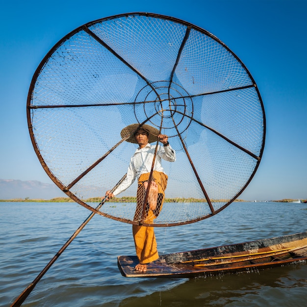 Pescador birmano en el lago Inle, Myanmar