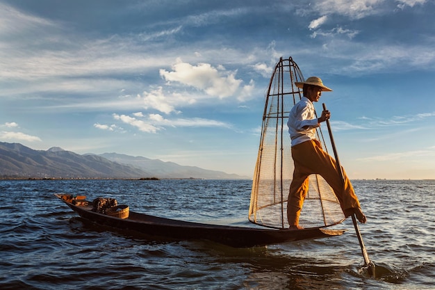 Pescador birmano tradicional en el lago Inle Myanmar