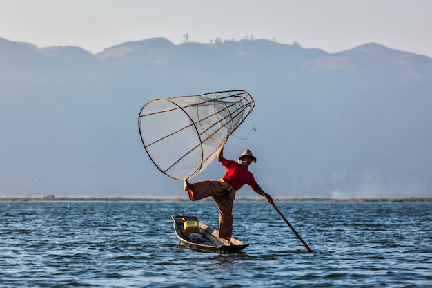 Pescador birmano tradicional en el lago Inle